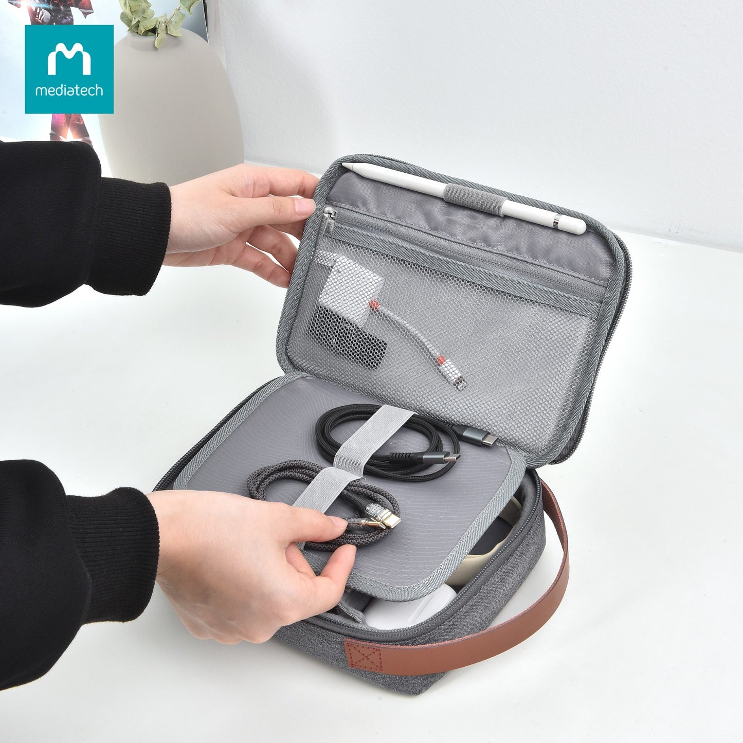 Mediatech Tas Gadget Water Resistant Stylist Gadget Organizer TP 03 - 440136